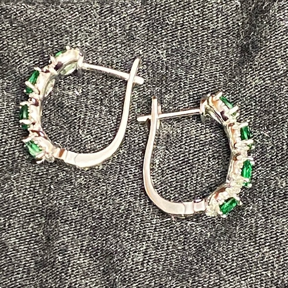 STERLING SILVER EMERALD OVAL GEMSTONE HOOP EARRING - Picture 3 of 3
